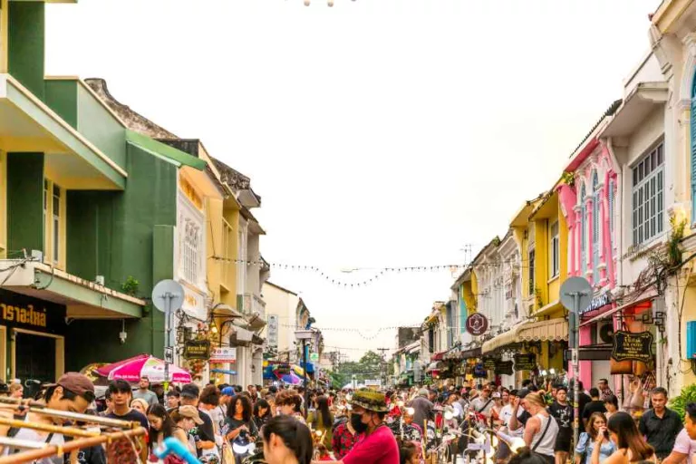 Rue piétonne du dimanche à Phuket – Découvrez l&rsquo;incroyable et unique scène commerciale de Phuket !