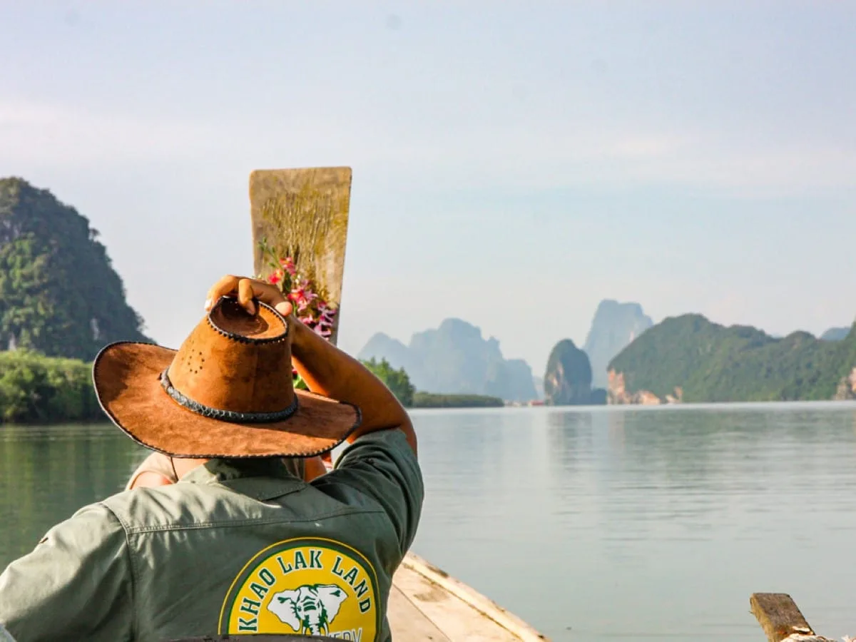 James-Bond-Insel (Ko Tapu): Der Echte Felsen In Der Phang Nga Bucht - Phang Nga Bay By Long Tail Boat 1 Traditionelles Longtailboot Fährt An Kalksteinfelsen In Der Phang Nga Bucht Nahe Ko Tapu Vorbei