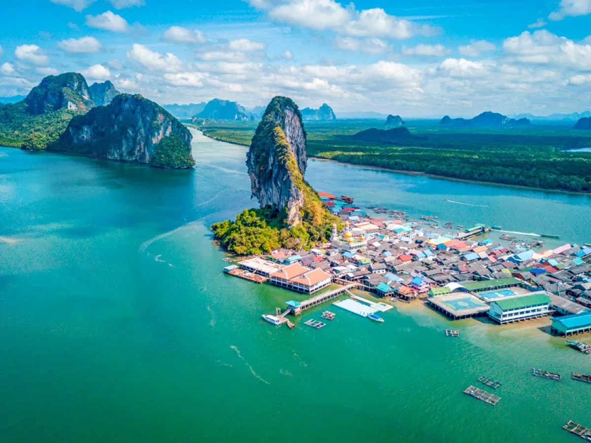 James-Bond-Insel (Ko Tapu): Der Echte Felsen In Der Phang Nga Bucht - Phang Nga Bay Panyee Gypsy Village 1 Stelzendorf Koh Panyee Vor Einer Kalksteinklippe In Der Phang Nga Bucht