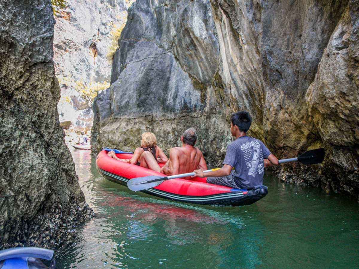 James-Bond-Insel (Ko Tapu): Der Echte Felsen In Der Phang Nga Bucht - Phang Nga Canoe 1 Seekajak Gleitet In Eine Versteckte Lagune Und Meereshöhle In Der Phang Nga Bucht